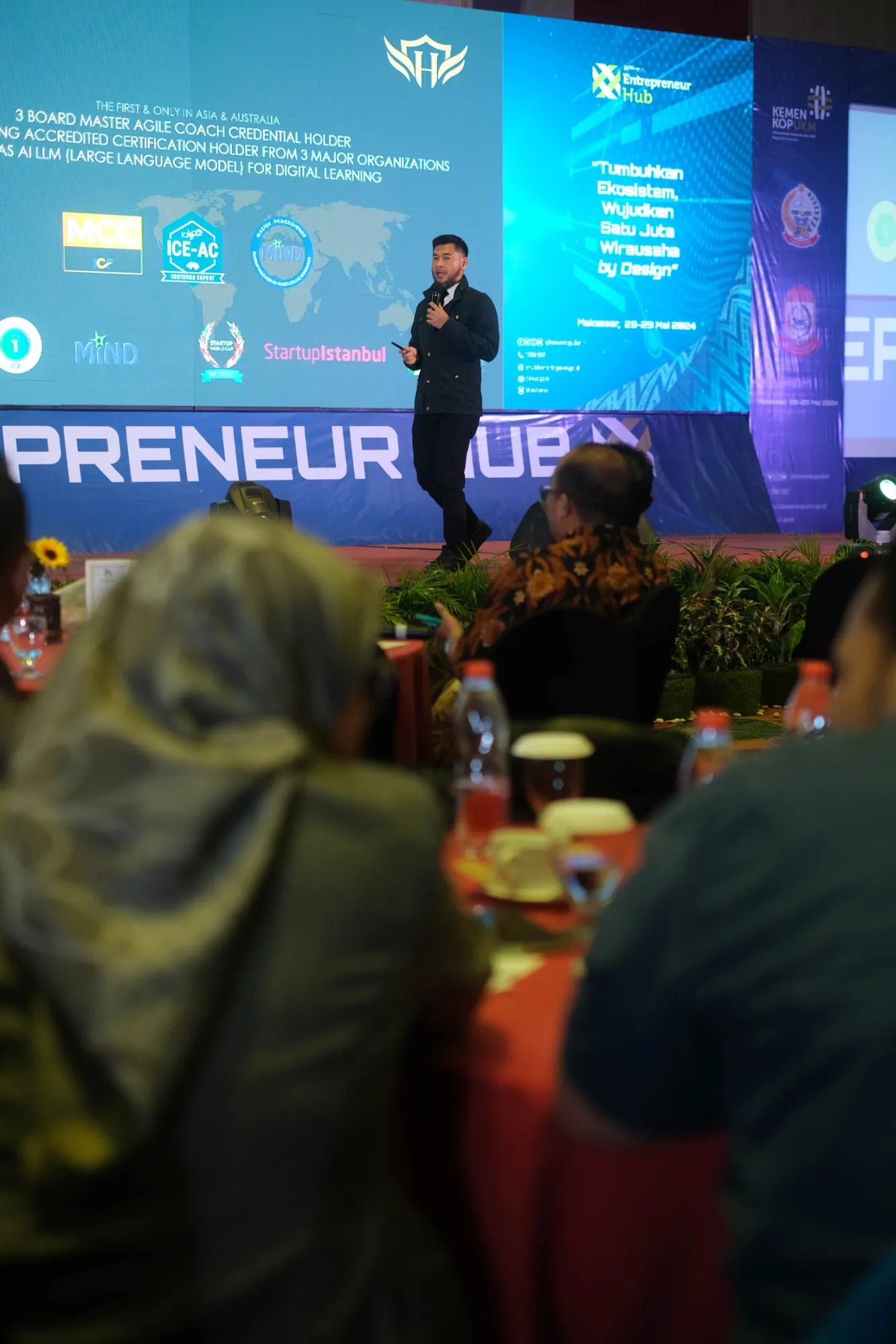 Daru Dewayanto speaking at Entrepreneur Hub, Makassar